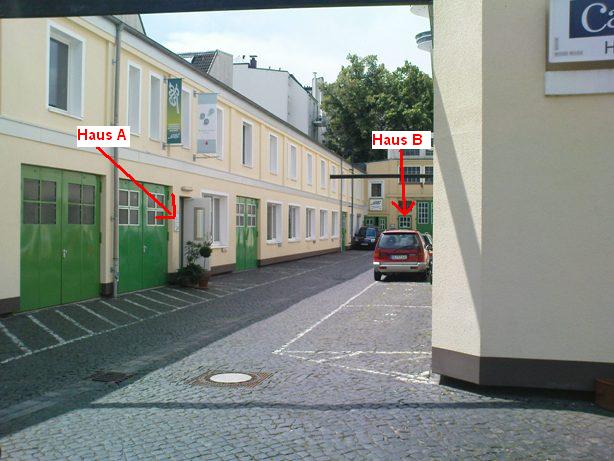 Blick auf Haus und Haus B