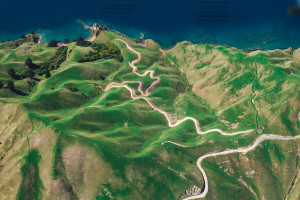 Manchmal hilft erst der Blick aus der Distanz, um den richtigen Weg zu finden. Das Bild zeigt verschlungene Wege in einer hügeligen Landschaft an der Küste. Die Studentische TelefonSeelsorge kann bei Beziehungsproblemen, Uniproblemen, Prüfungsängsten, psychischen Krisen und vielem mehr einen klaren Blick von außen und eine Möglichkeit zum Aussprechen und Sortieren der eigenen Gedanken bieten.